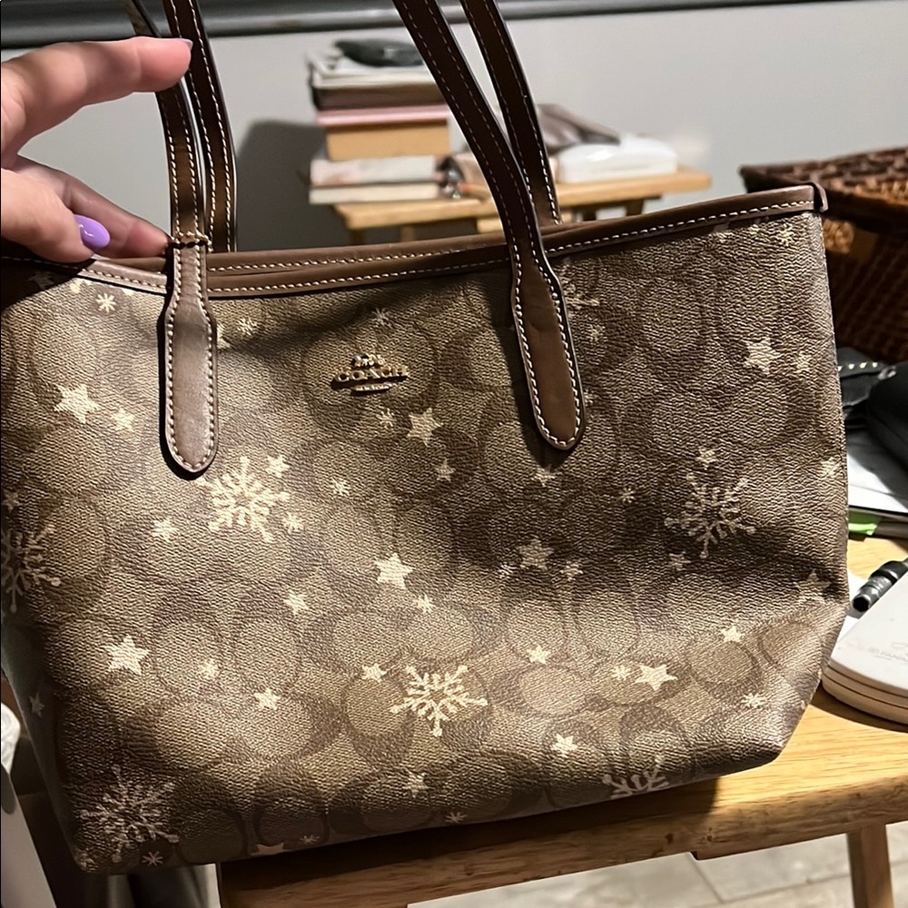 Coach and Four Brown Tote with Structured Elegance